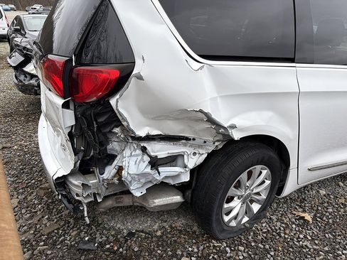 Used 2017 Chrysler Pacifica Touring-L image 2