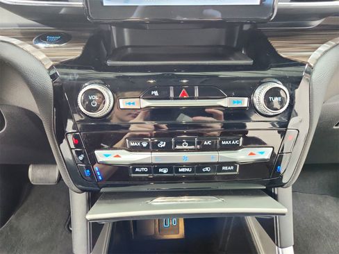 Used 2024 Ford Explorer Limited image 30