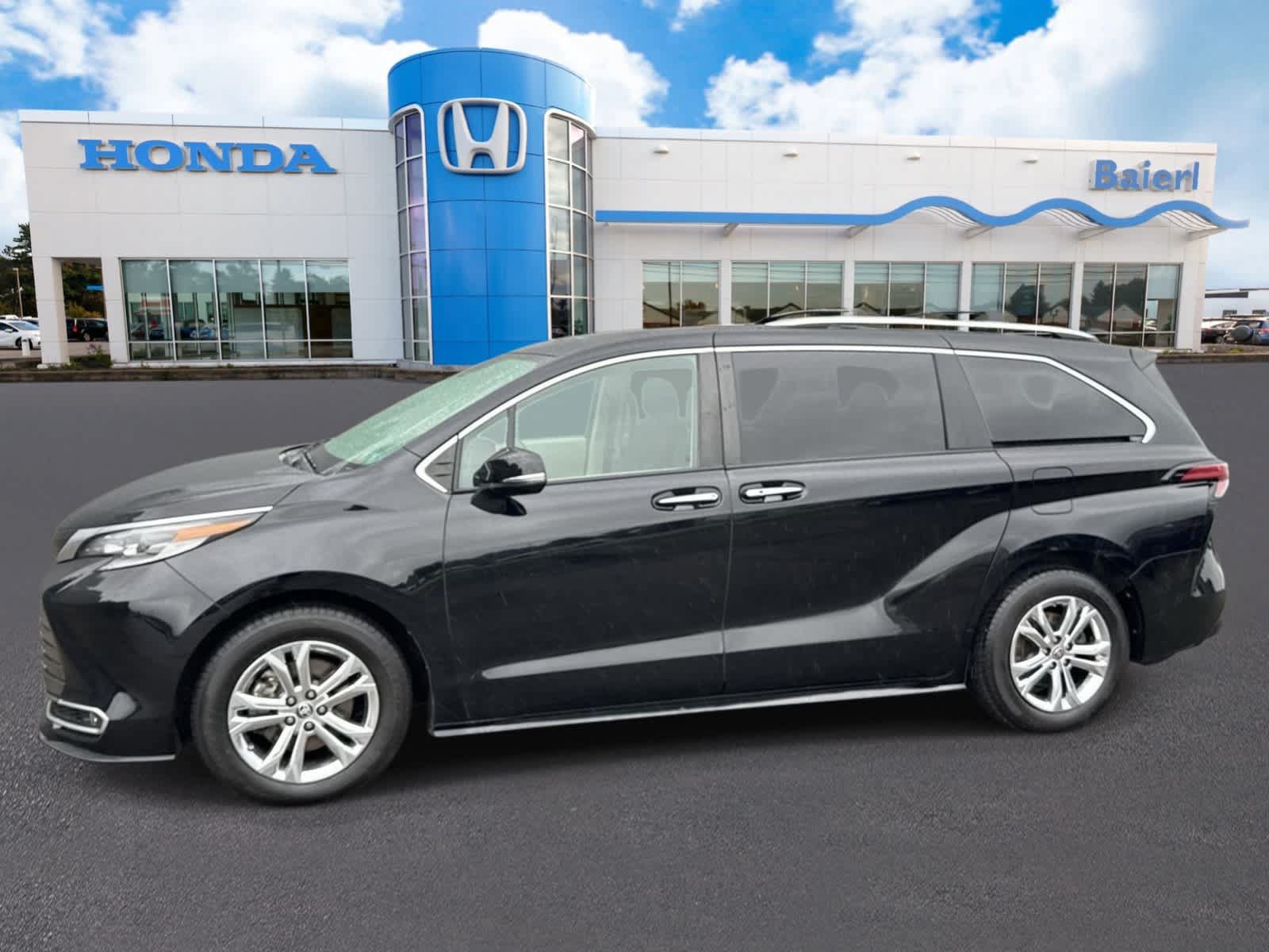Used 2022 Toyota Sienna Platinum AWD/4WD image 2