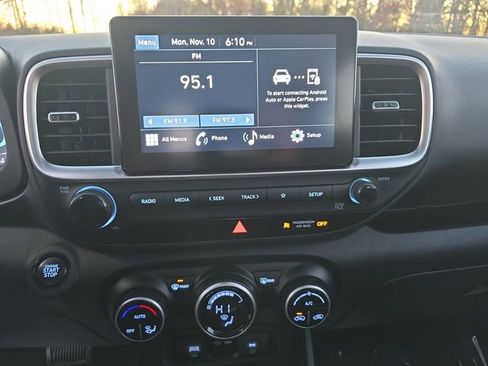 Used 2024 Hyundai Venue SEL image 20