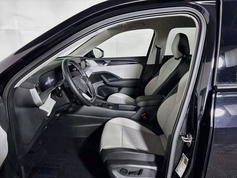 Certified 2025 Volkswagen Tiguan SE FWD image 12