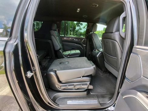 Used 2023 Cadillac Escalade ESV Luxury AWD/4WD image 16