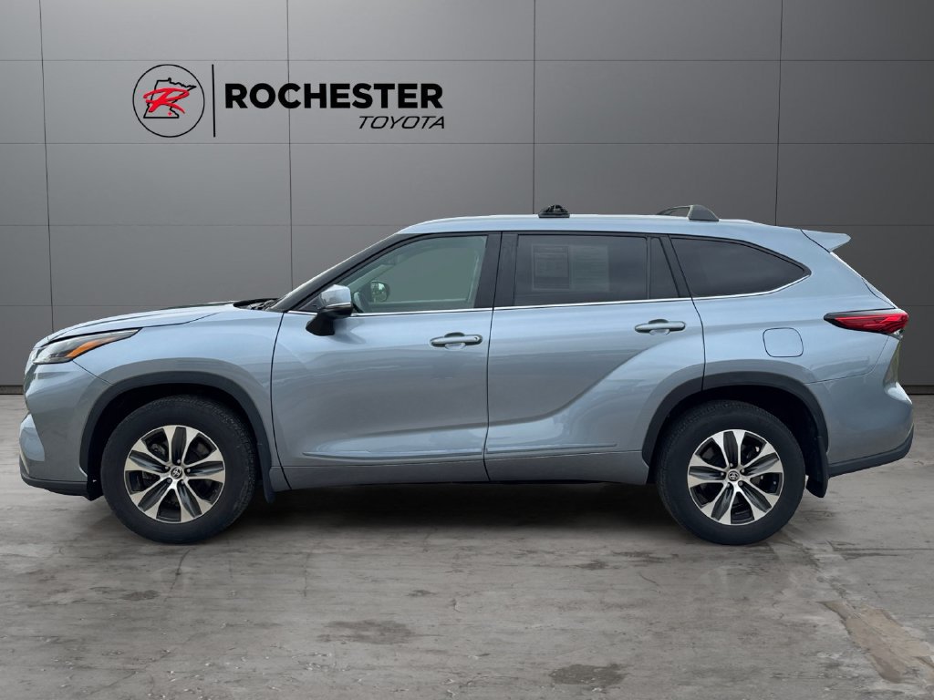 Used 2023 Toyota Highlander XLE AWD/4WD image 2