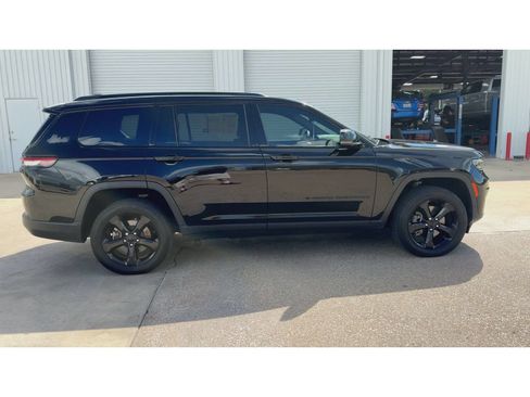 Used 2023 Jeep Grand Cherokee L Laredo RWD image 9