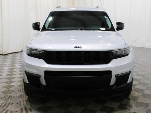 Used 2024 Jeep Grand Cherokee L Limited w/ Black Appearance Package image 39