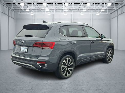 Certified 2023 Volkswagen Taos SE w/ Panoramic Sunroof Package image 6
