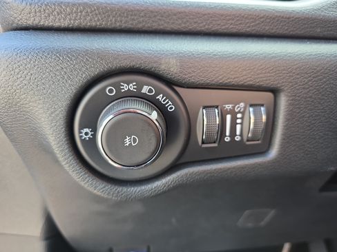 Certified 2025 Chrysler Pacifica Select w/ Uconnect Theater Family Group FWD image 24