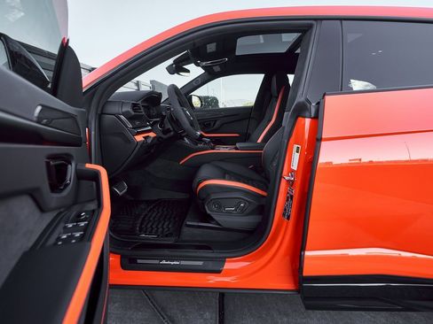 Used 2025 Lamborghini Urus SE image 30