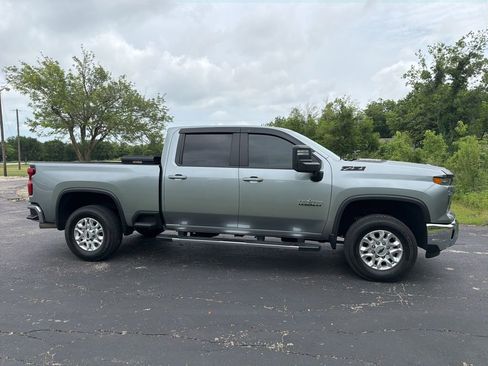 Used 2024 Chevrolet Silverado 2500 LT w/ Texas Edition AWD/4WD image 3