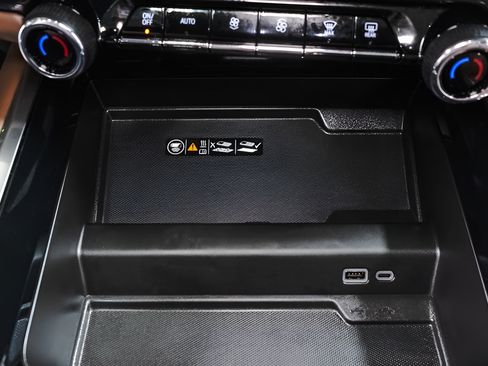 Used 2025 Chevrolet Suburban High Country AWD/4WD image 18