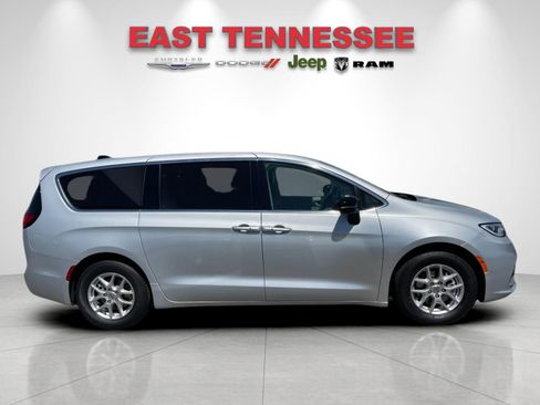 Used 2024 Chrysler Pacifica Touring-L FWD image 2