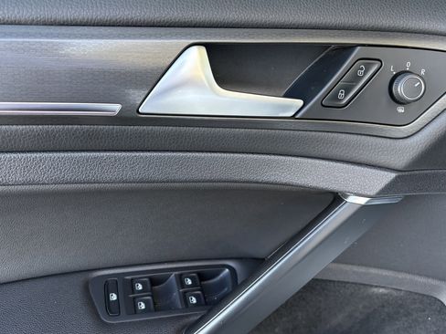 Used 2019 Volkswagen GTI SE image 2