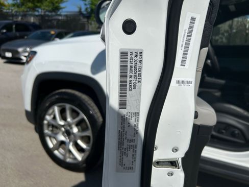 Used 2025 Jeep Compass Limited AWD/4WD image 23