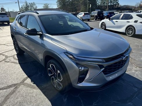 Used 2025 Chevrolet Trax RS w/ Driver Confidence Package image 12