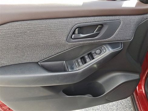 Used 2023 Nissan Rogue S image 15