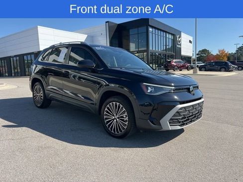 Certified 2025 Volkswagen Taos SE image 4