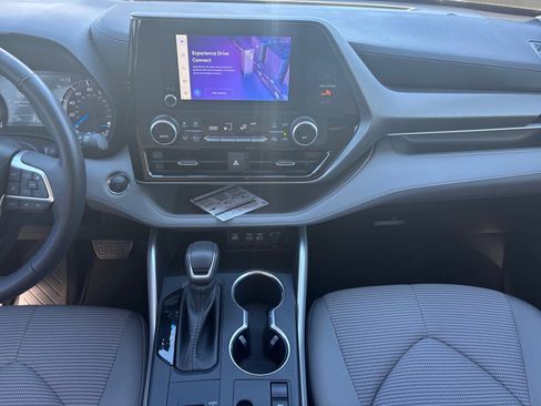 Used 2023 Toyota Highlander LE image 3