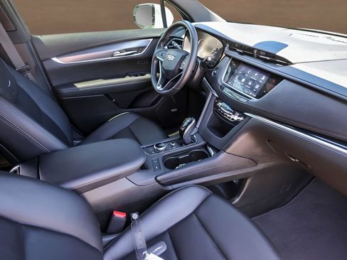 Used 2025 Cadillac XT6 Luxury FWD image 31