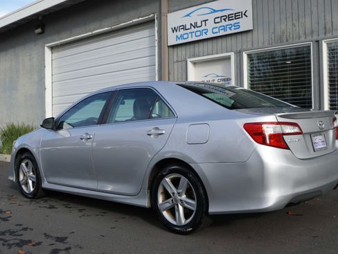 Used 2014 Toyota Camry SE image 18