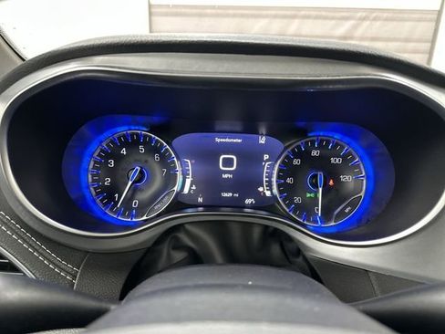Used 2025 Chrysler Pacifica Limited AWD/4WD image 11