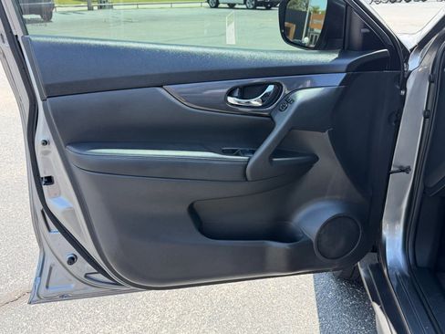 Used 2020 Nissan Rogue SV FWD image 12