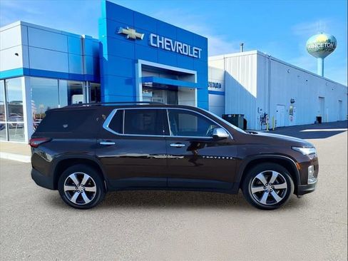 Used 2023 Chevrolet Traverse LT image 2