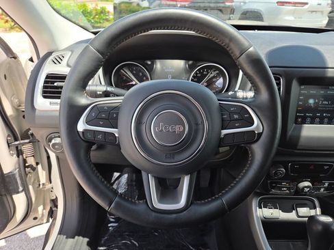 Used 2019 Jeep Compass Latitude w/ Cold Weather Group FWD image 32