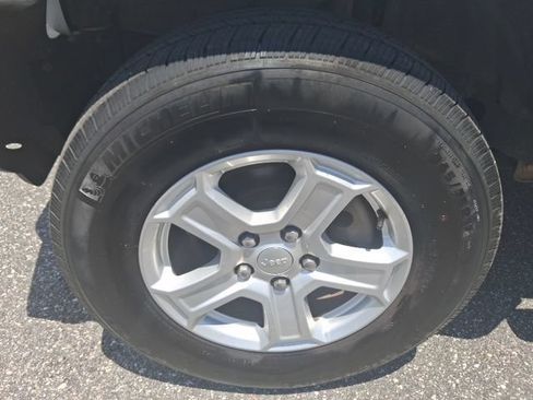 Used 2019 Jeep Wrangler Sport AWD/4WD image 9