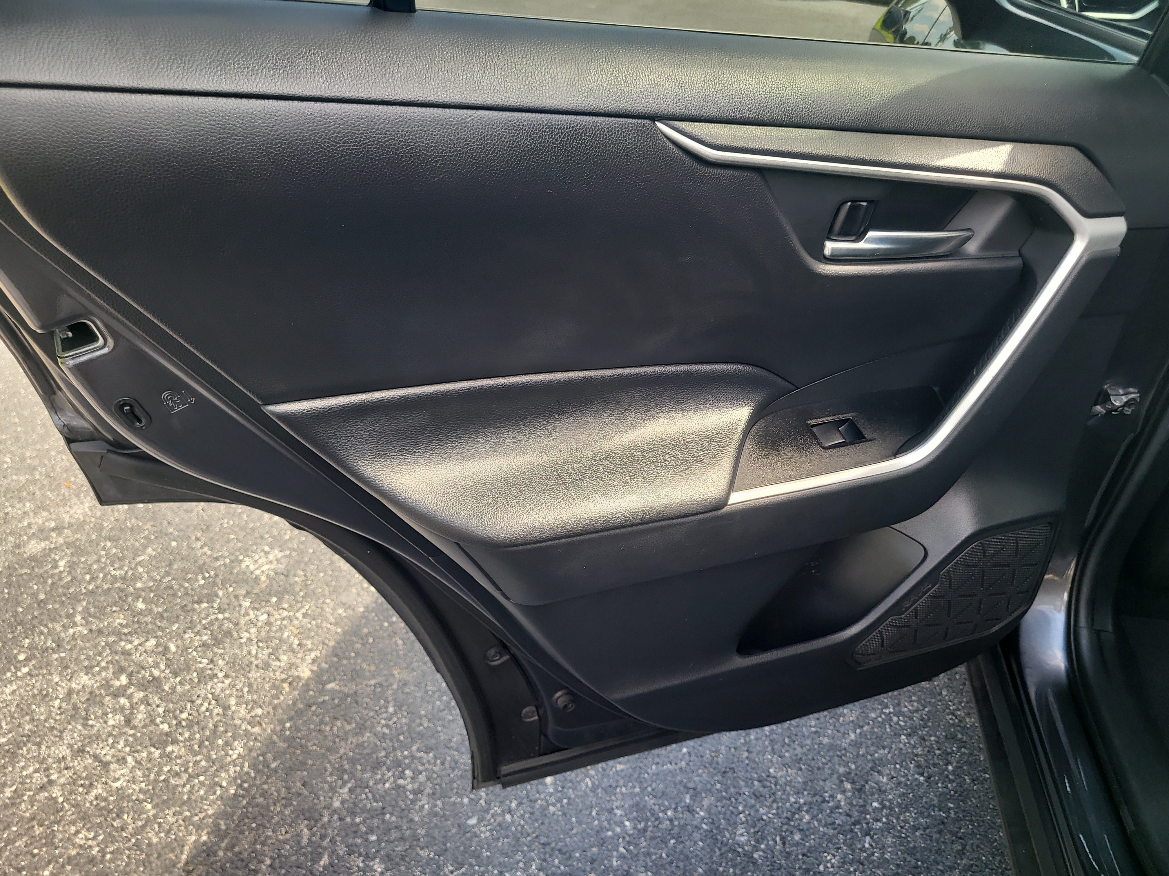 Used 2021 Toyota RAV4 XLE w/ Convenience Package FWD image 13