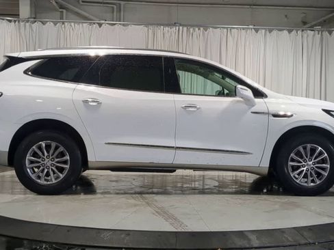 Used 2024 Buick Enclave Essence w/ Sound and Sites Package AWD/4WD image 9