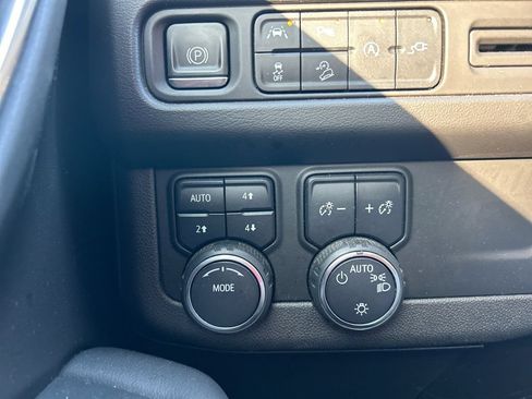 Used 2021 Chevrolet Suburban Z71 w/ Luxury Package AWD/4WD image 14