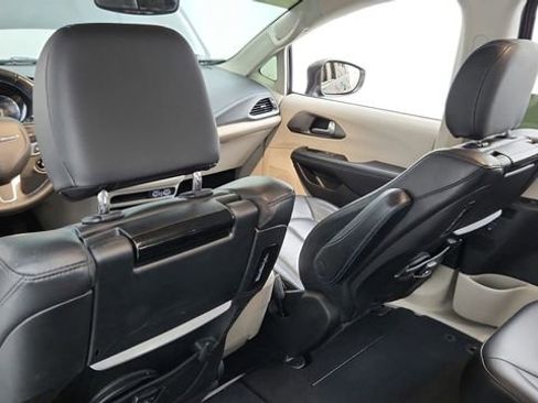 Used 2021 Chrysler Pacifica Touring-L w/ Uconnect Theater Family Group image 18