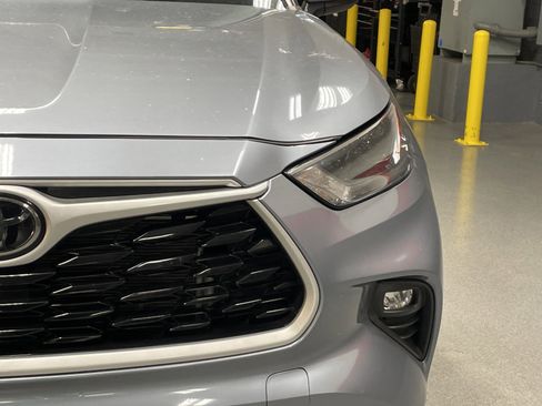 Used 2023 Toyota Highlander XLE FWD image 3