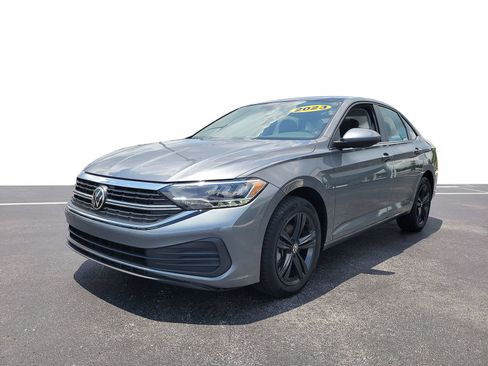 Used 2023 Volkswagen Jetta SE w/ Panoramic Sunroof Package FWD image 2
