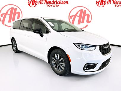 Used 2024 Chrysler Pacifica Select