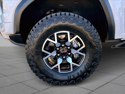 Used 2024 GMC Canyon AT4X image 9