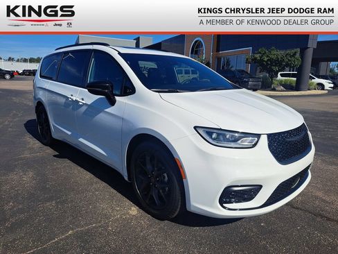 Used 2025 Chrysler Pacifica Limited FWD image 1