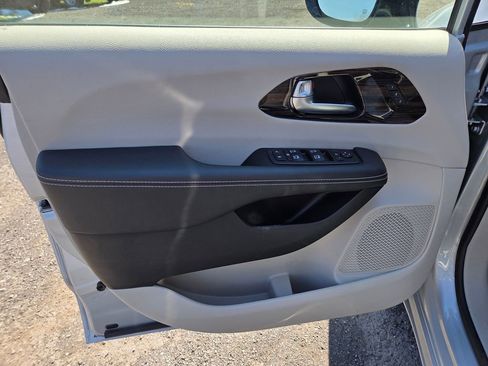 Used 2024 Chrysler Pacifica Limited FWD image 10