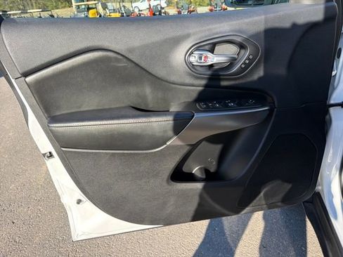 Used 2019 Jeep Cherokee Limited image 12