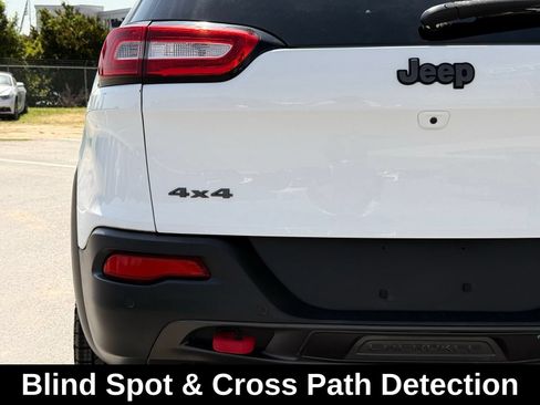 Used 2017 Jeep Cherokee Trailhawk AWD/4WD image 6