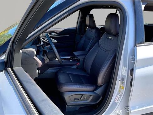 Used 2025 Ford Explorer Platinum w/ LUX Leather Package AWD/4WD image 15