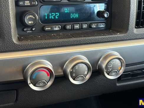 Used 2005 Chevrolet SSR w/ Preferred Equipment Group image 23