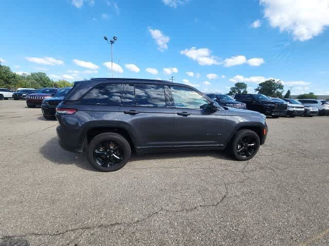 Used 2023 Jeep Grand Cherokee Altitude AWD/4WD image 10