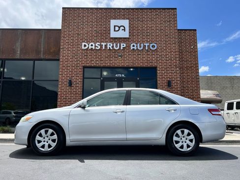 Used 2010 Toyota Camry LE FWD image 3