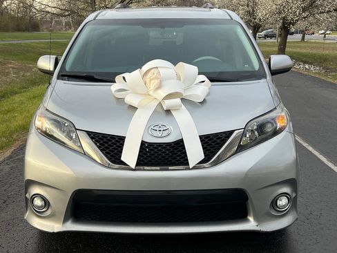 Used 2013 Toyota Sienna SE image 2