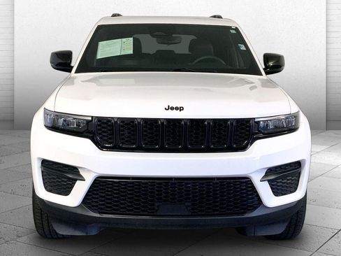 Used 2023 Jeep Grand Cherokee Altitude AWD/4WD image 2
