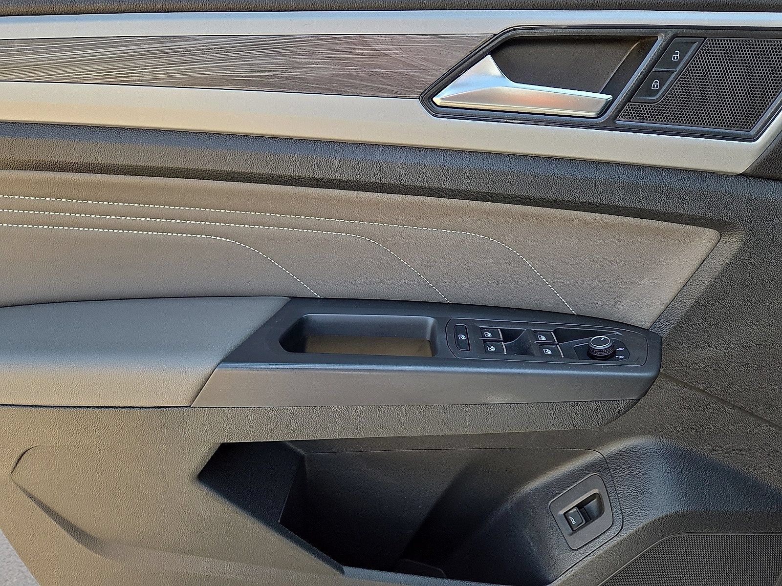 Used 2023 Volkswagen Atlas Cross Sport SE w/ Panoramic Sunroof Package FWD image 21