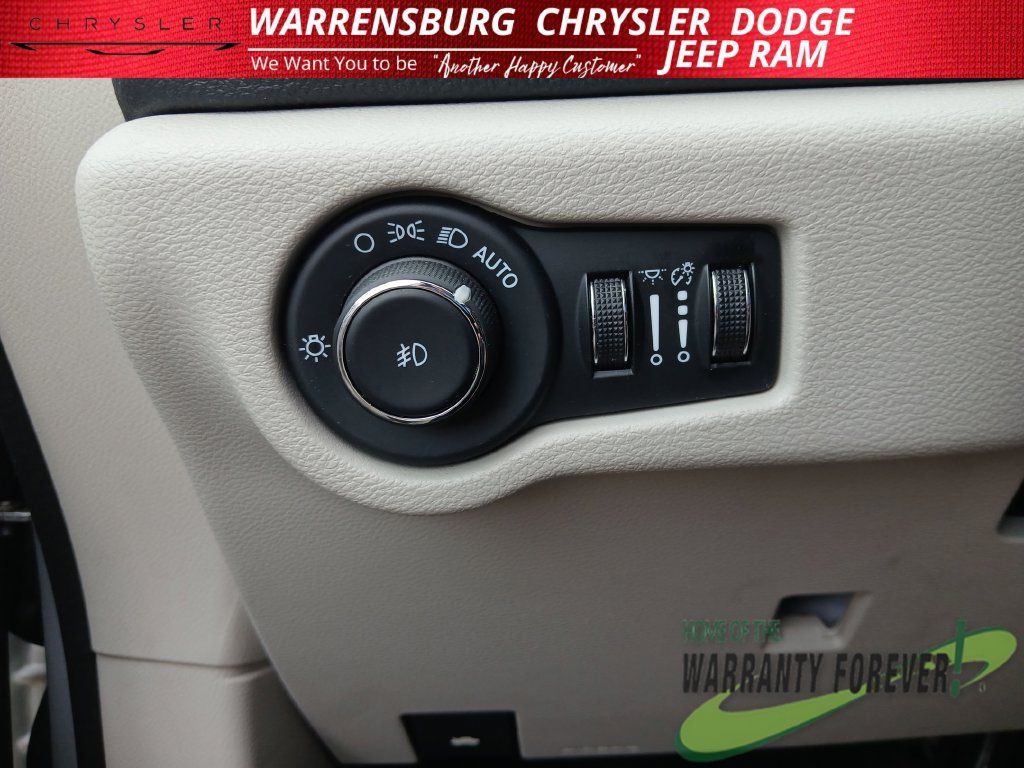 Used 2024 Chrysler Pacifica Limited FWD image 33