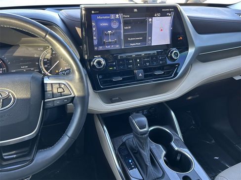 Certified 2022 Toyota Highlander Platinum image 19