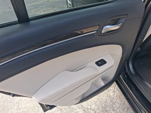 Used 2019 Chrysler 300 Limited RWD image 25